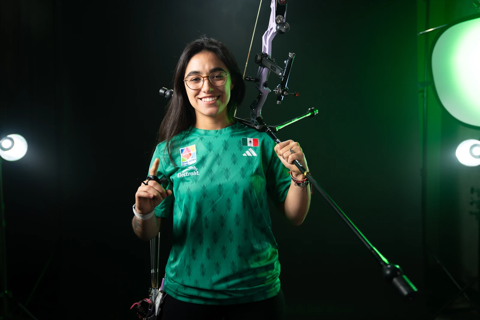 Retrato de arquera con uniforme de México